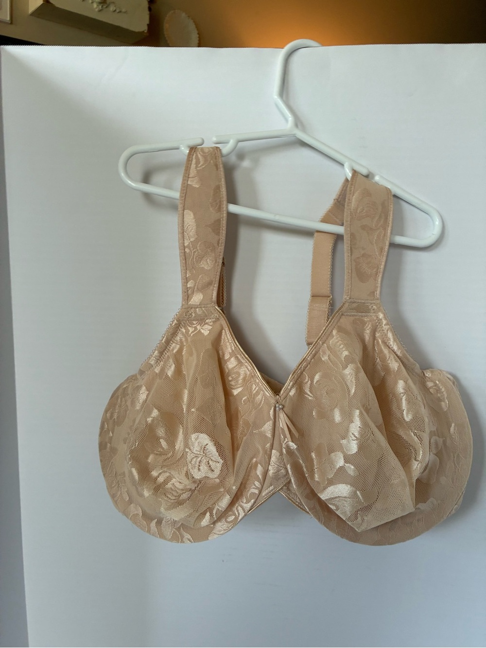 Womenโs NWOT WACOAL Bra 44DD